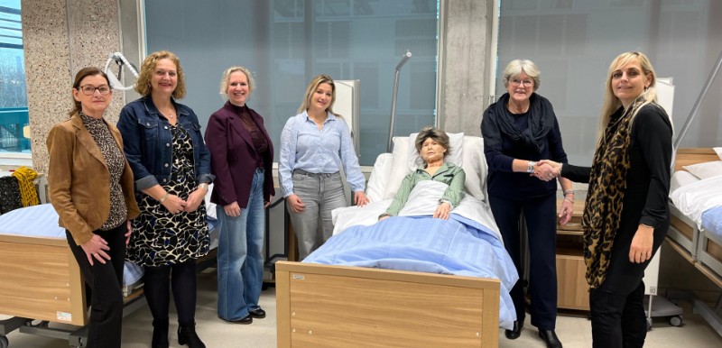 A.S. Talma Stichting schenkt Firda Leeuwarden twee geriatrische oefenpoppen