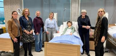 A.S. Talma Stichting schenkt Firda Leeuwarden twee geriatrische oefenpoppen